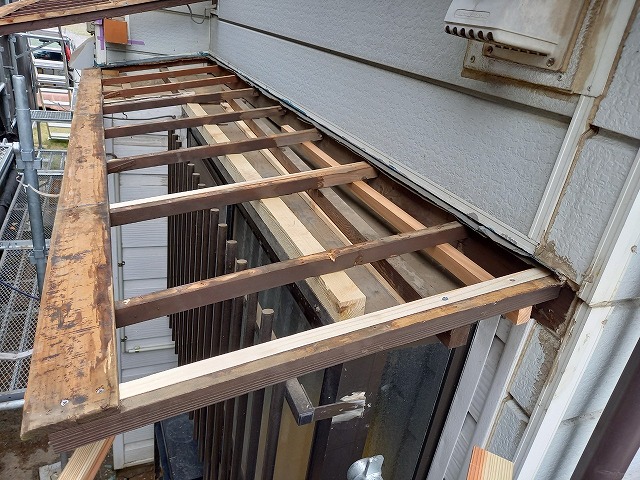 庇屋根の垂木の補強工事